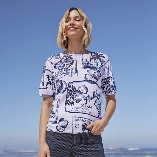 Rabe F/S 2026 - weißes T-Shirt mit marinefarbenden Muster und dunkelblauer Jeans