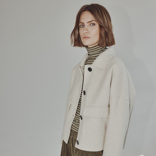 Le Comte F/W 2025 - gestreiftes Oberteil mit beiger Jacke