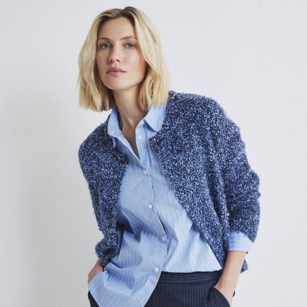 Rabe F/W 2025 - blaue Bluse mit dunkelblauer Jacke drunter