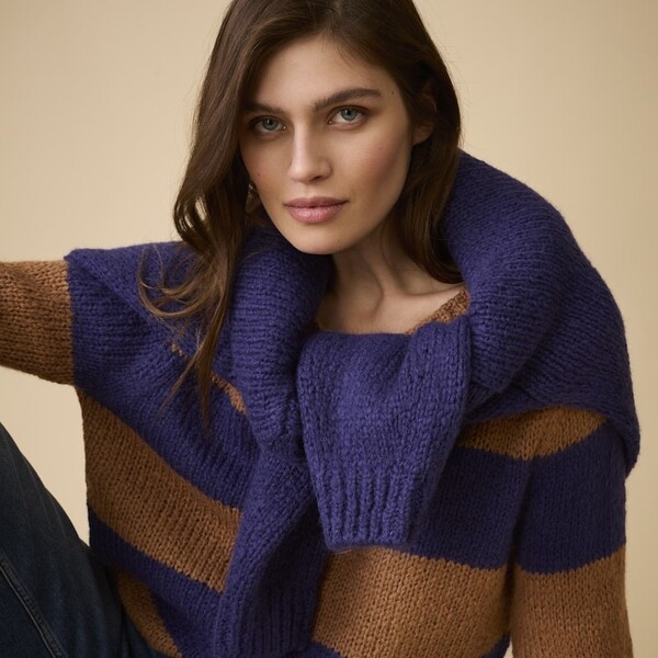 Oui F/W 2025 - braun/lila gestreifter Pullover, um den Hals lilaner Pullover gewickelt