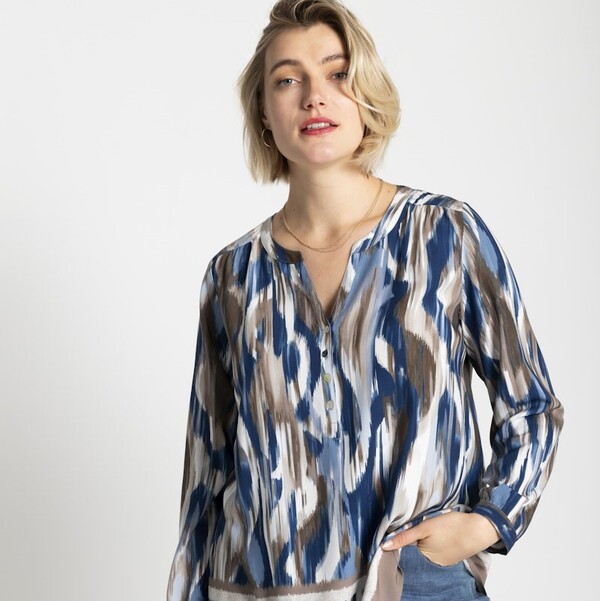 Due F/W 2025 - gemusterte Bluse in blau-, braun-, weiß- und schwarzen Mustern