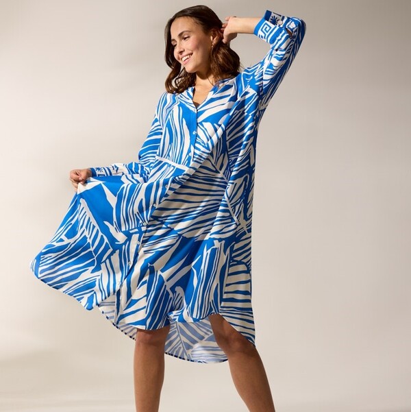 Due F/S 2026 - weißes Kleid mit blauem Muster