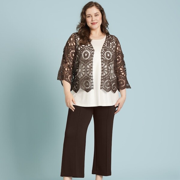 Due F/S 2026 - braune gehäkelte Jacke mit weißem Oberteil und brauner Hose