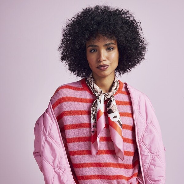 Le Comte F/S 2026 - rosane Steppjacke und rosa rot gestreiftes Oberteil mit Halstuch