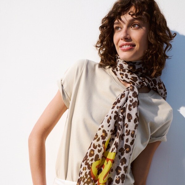 Codello F/S 2026 -  Tuch mit Leoprint und gelber Streifen