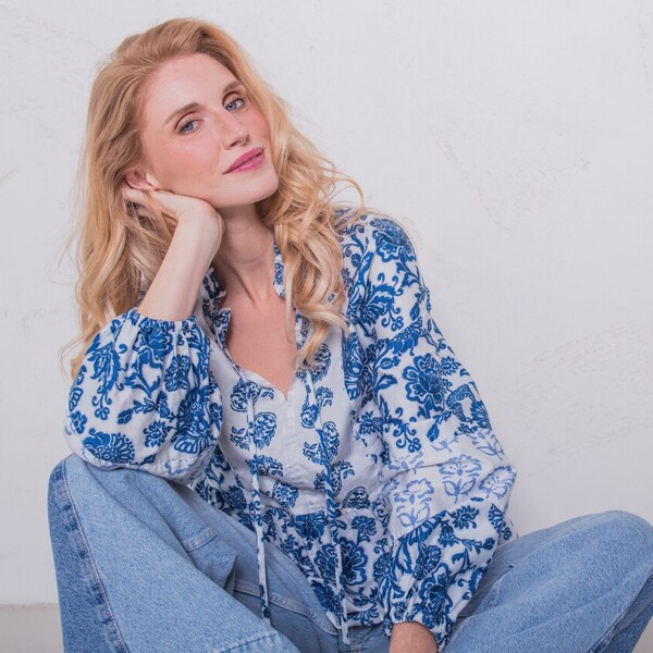 Emily van den Bergh F/S 2026 - weiße Bluse mit weiß blauem Muster