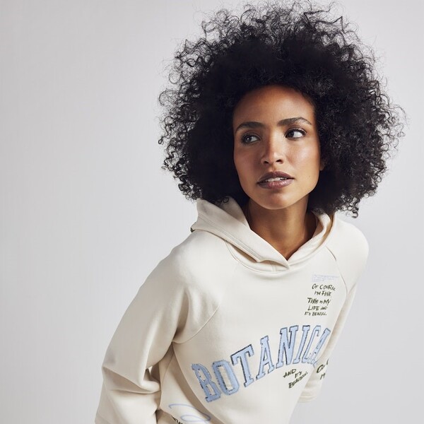 Le Comte F/S 2026 - beiger Hoodie mit babyblauer Aufschrift