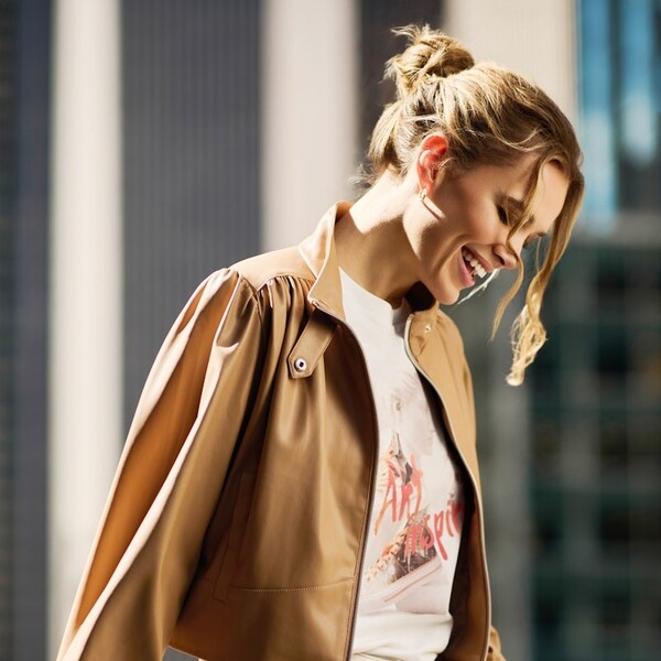 Monari F/S 2026 - weißes T-Shirt mit Print und einer brauen Jacke