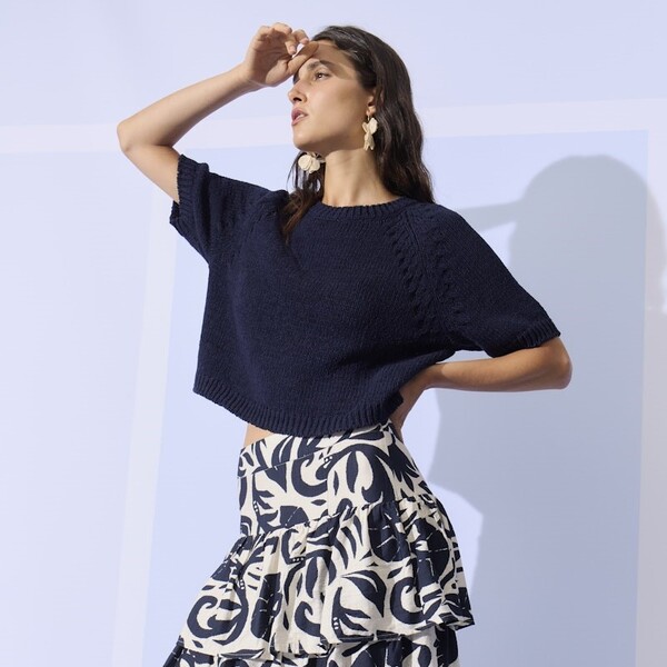 Oui F/S 2026 - schwarzes T-Shirt und gemusterter Rock