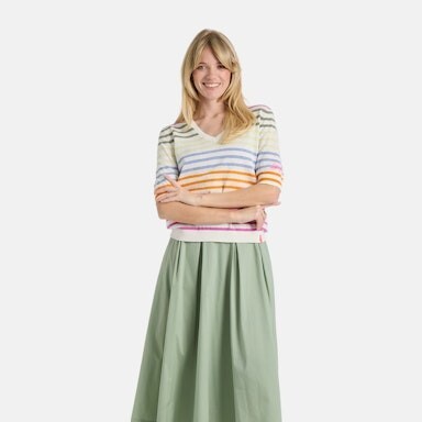 Due F/S 2026 - weißes Langarm T-Shirt mit bunten Streifen und mint farbenden Midirock