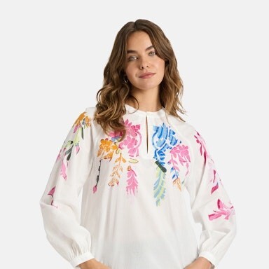 Due F/S 2026 - weißes Oberteol mir buntem Muster und dunkler Jeans