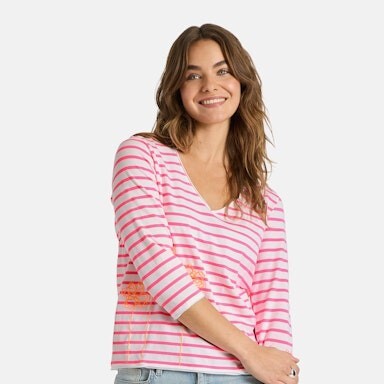 Due F/S 2026 - rosa rot gestreiftes Oberteil mit heller Jeans