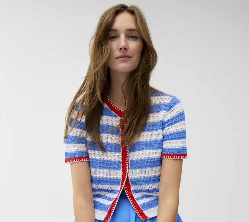 Model welches ein weiß blau gestreiftes T-Shirt trägt