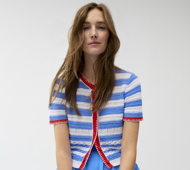 Model welches ein weiß blau gestreiftes T-Shirt trägt