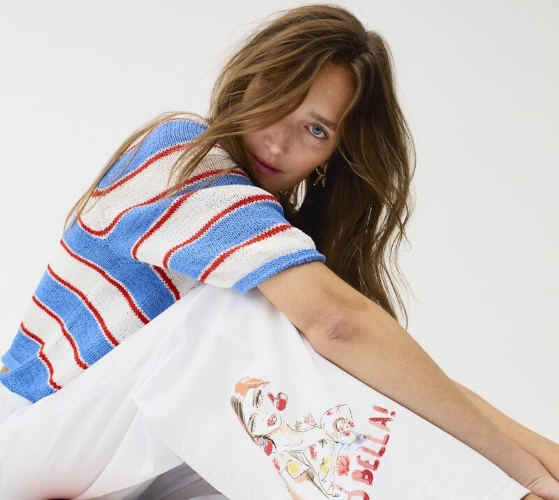 Model welches ein weiß blau gestreiftes T-Shirt trägt