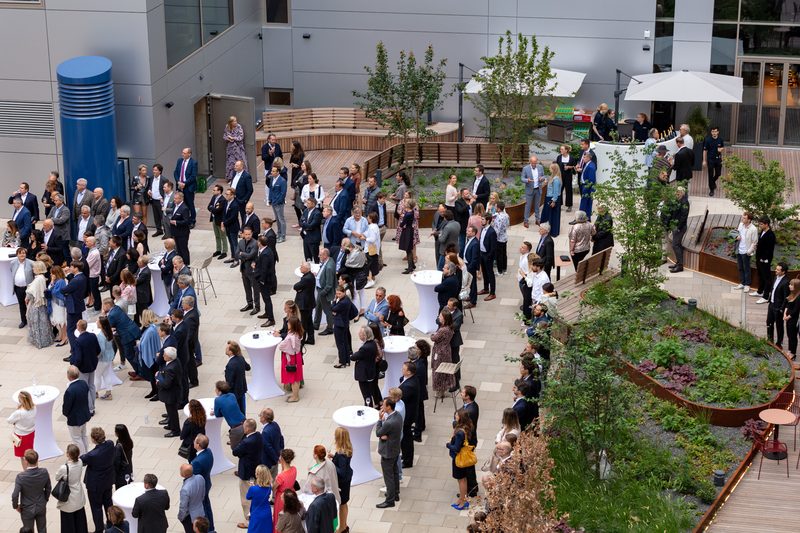 Opening Gäste im Innenhof