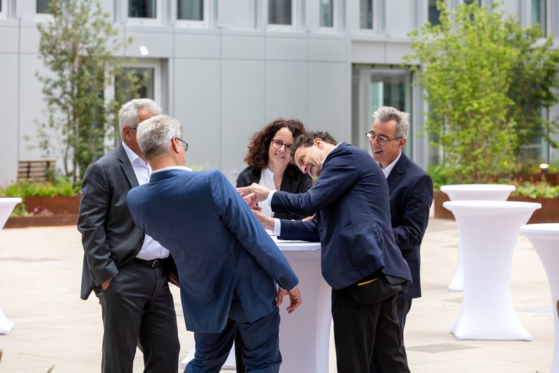 Magier Harry Keaton  "verzaubert" Gäste