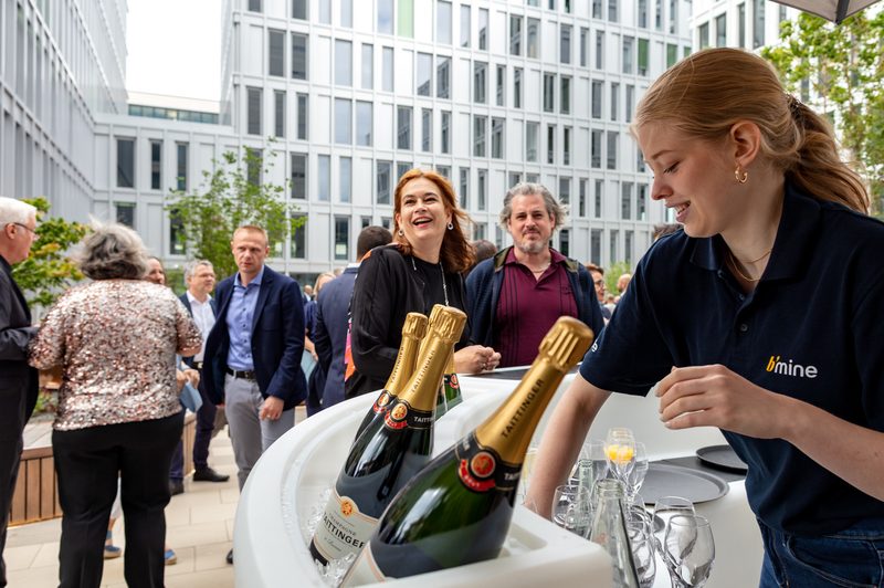 Gäste an der Champagner-Bar
