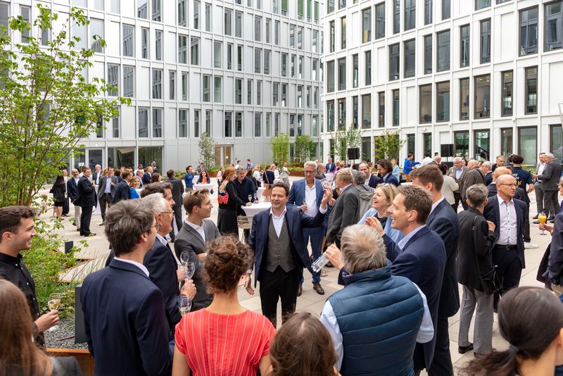 Magier Harry Keaton "verzaubert" Gäste im Innenhof