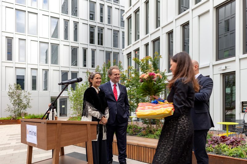 Astrid Prüger (Marketing Director b'mine) überreicht Geschenk