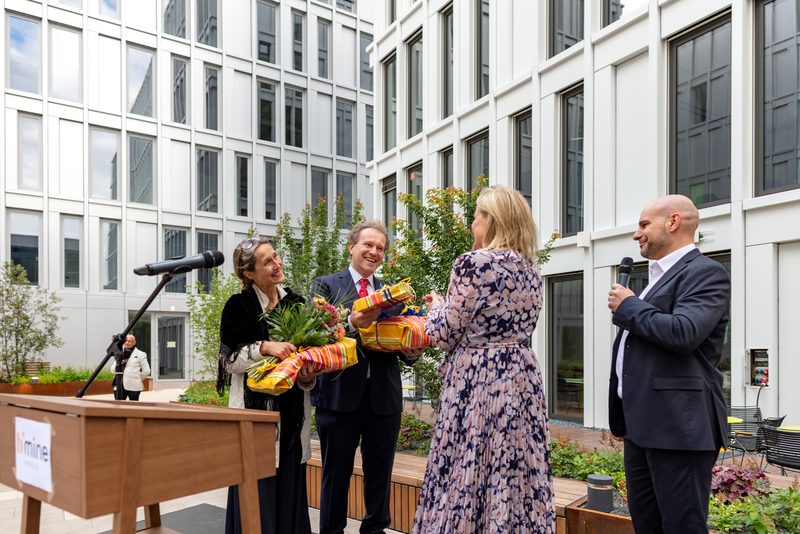 Stefanie Thiele (Director of Revenue b'mine) überreicht Geschenk 