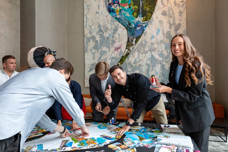 Gäste erstellen ein Kunstwerk unter Anleitung von Pola Brändle