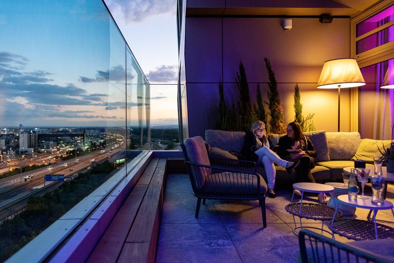 Gäste auf der Dachterrasse