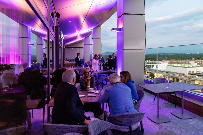 Gäste auf der Dachterrasse