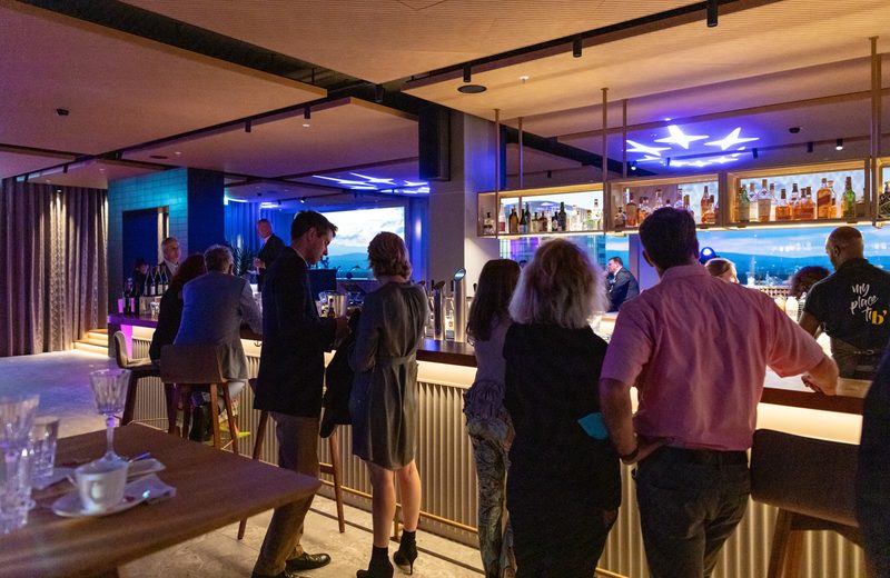 Gäste an der Bar im THE ROOF