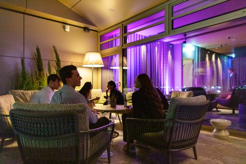 Gäste auf der Dachterrasse