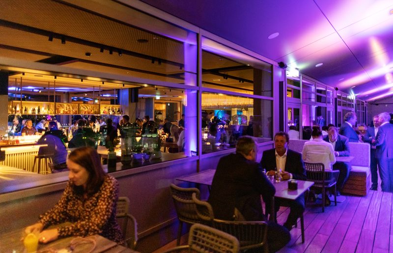 Gäste auf der Dachterrasse