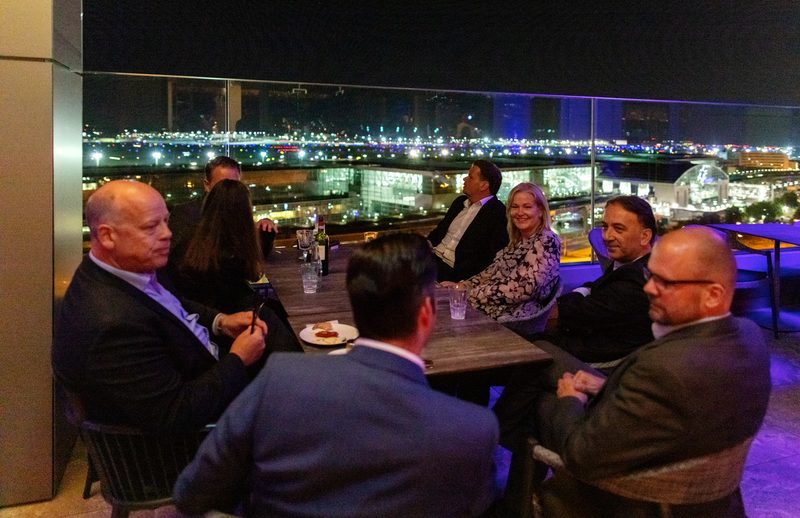 Gäste auf der Dachterrasse mit Blick auf den Flughafen