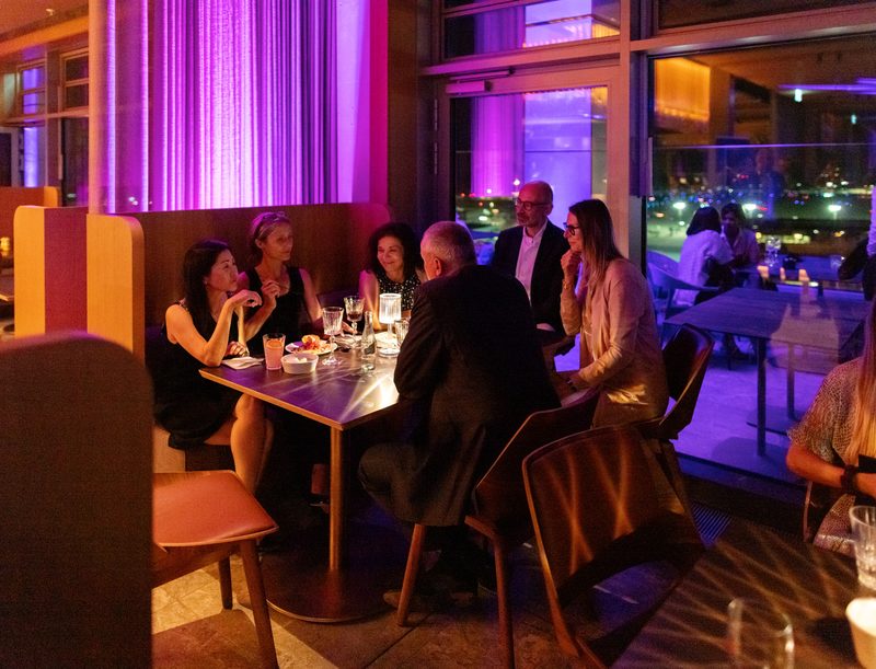 Frau Kauka mit Gästen im THE ROOF