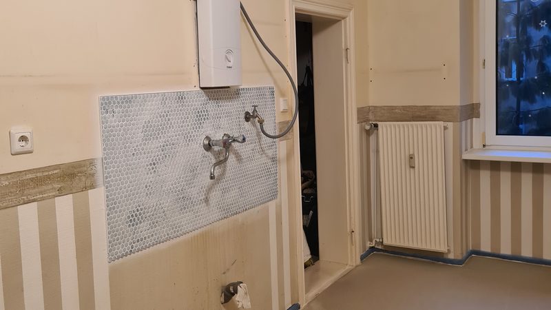 Ausgießen der Bodenfläche Nivellierestrich. Bearbeiten des Fliesenspiegels mit einen Fliesenfarbsystem.