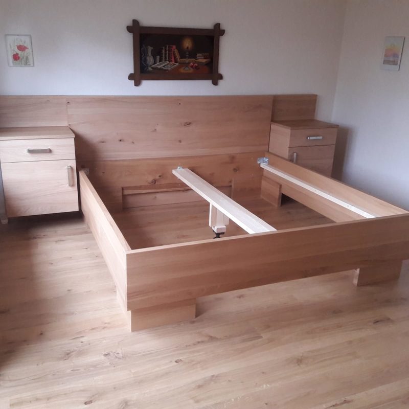 Holzbett