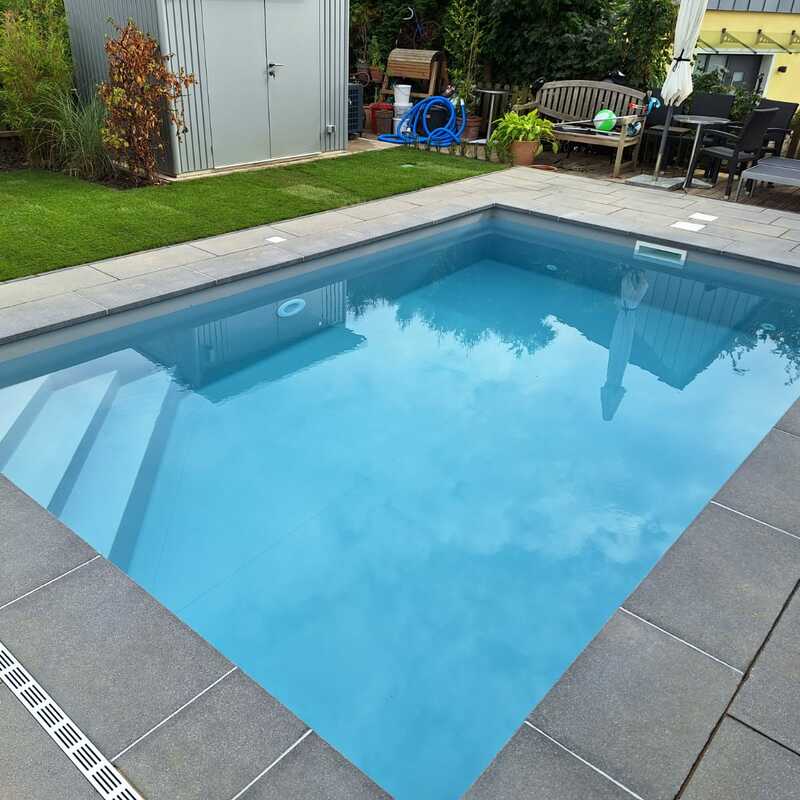 Moderner Pool
