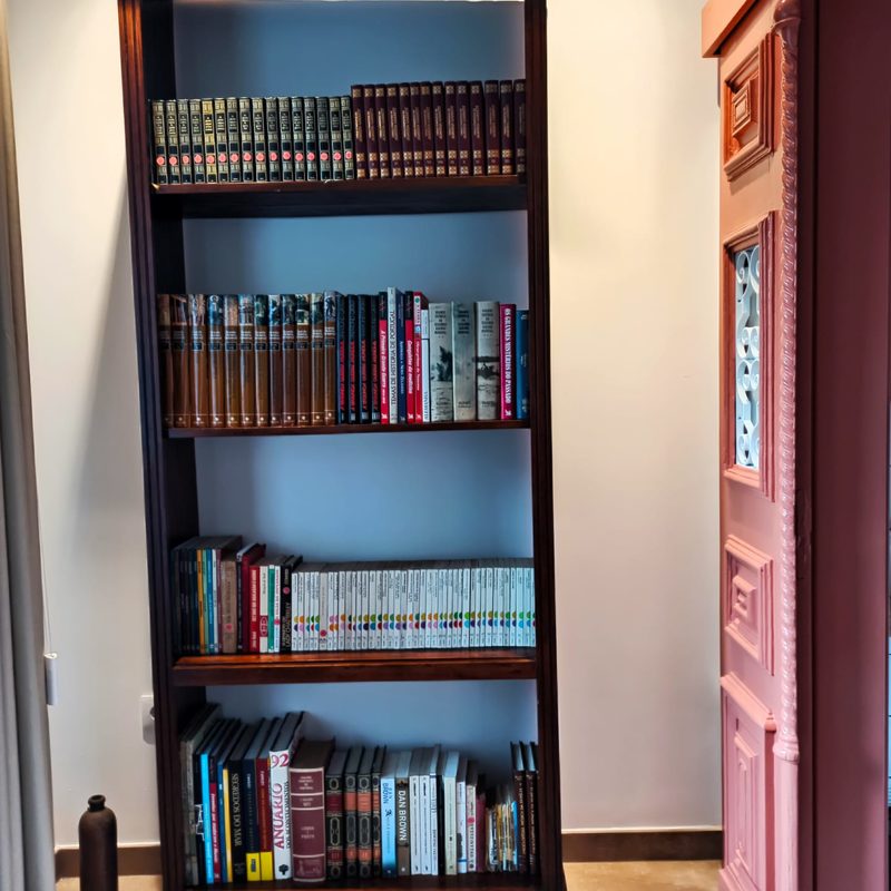 Biblioteca com Mesa de Jogos