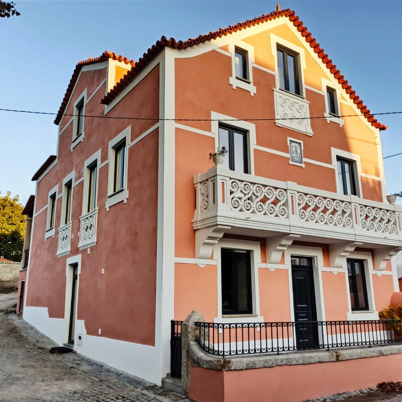 Casa de Campo que preserva a sua história e beleza, com um interior acolhedor e requintado, localizada numa aldeia medieval autêntica e tranquila.
