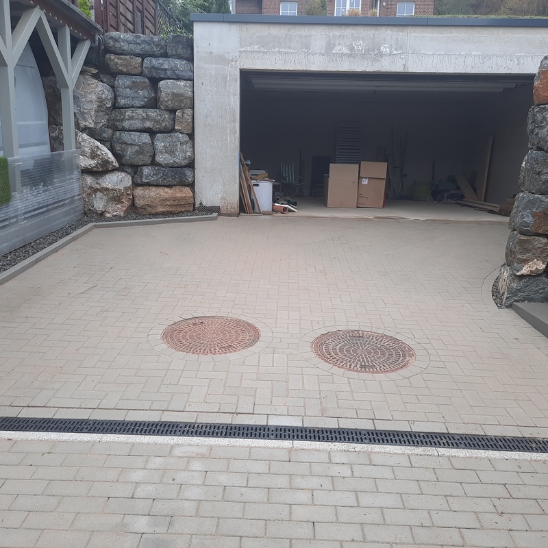 Pflasterarbeiten vor der Garage