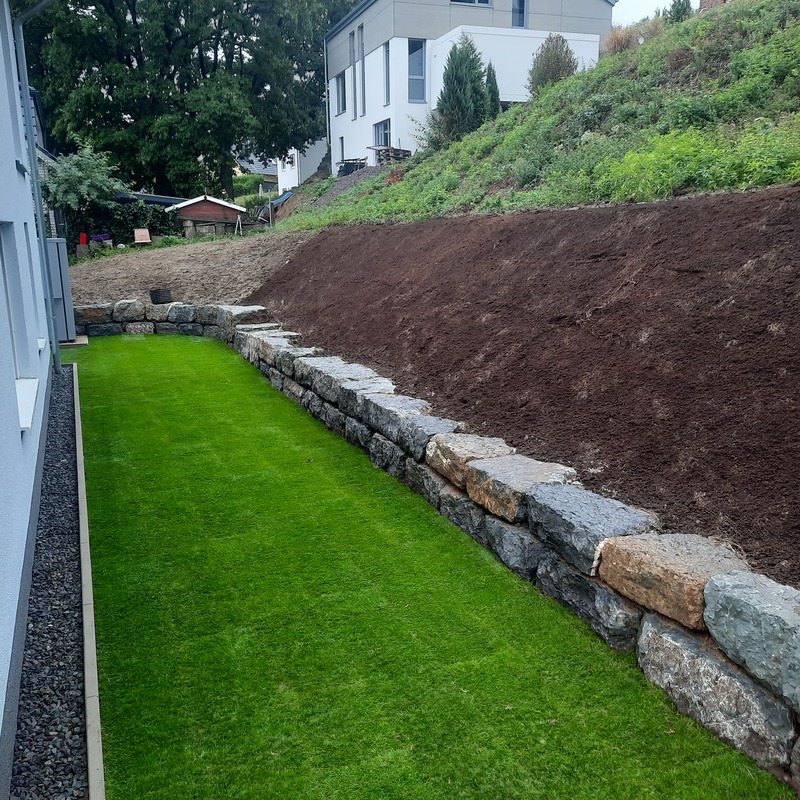 Natursteinmauer im Garten