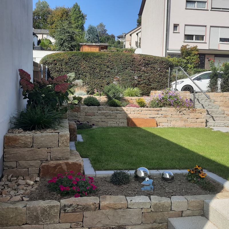 Natursteinmauer mit Bepflanzung