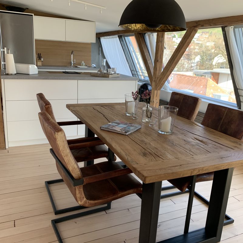 Esszimmertisch aus Massivholz