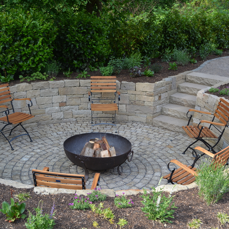 Natursteinmauer mit Sitzecke