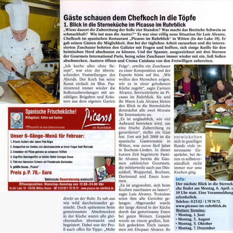 Gäste schauen dem Chefkoch in die Töpfe