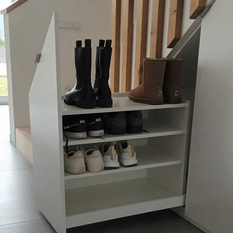 Auziehbarer Schrank unter Treppe