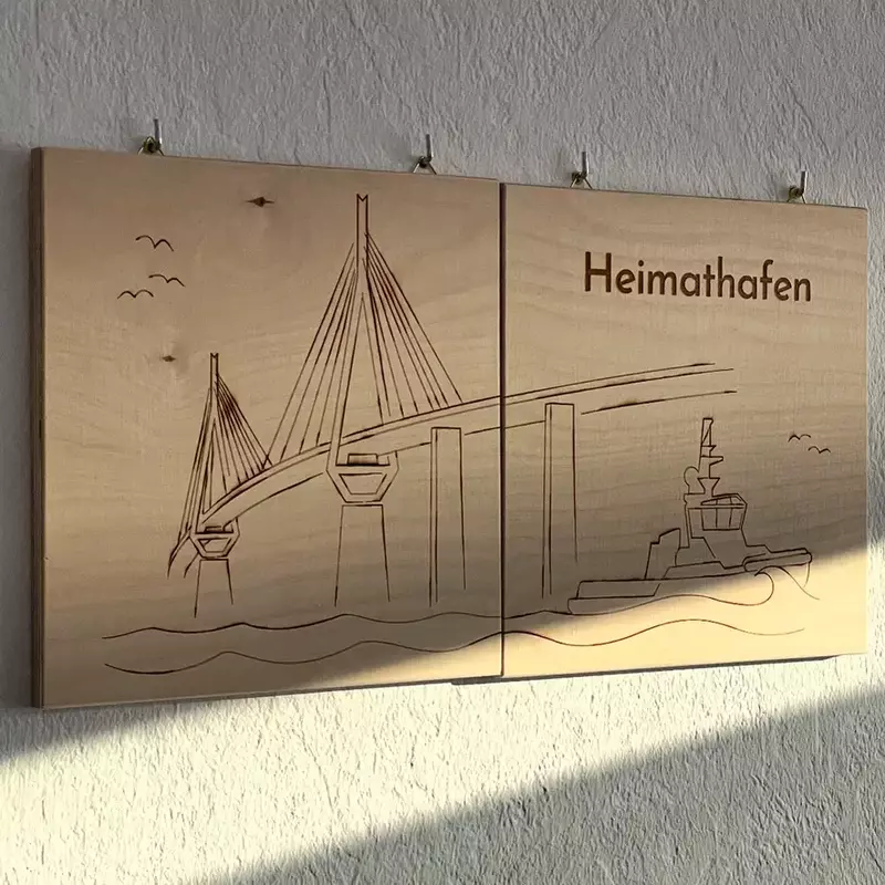 Deko-Idee: Lasergravur mit Köhlbrandbrücke auf Holztafeln