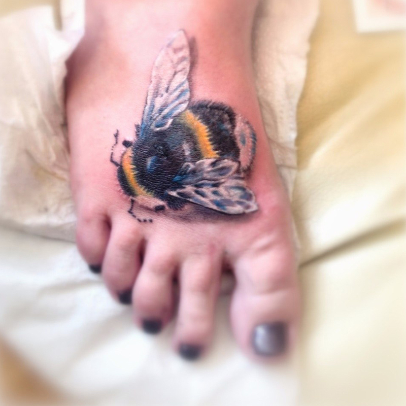 Tattoo-fuss-Bieneaufdemfuss