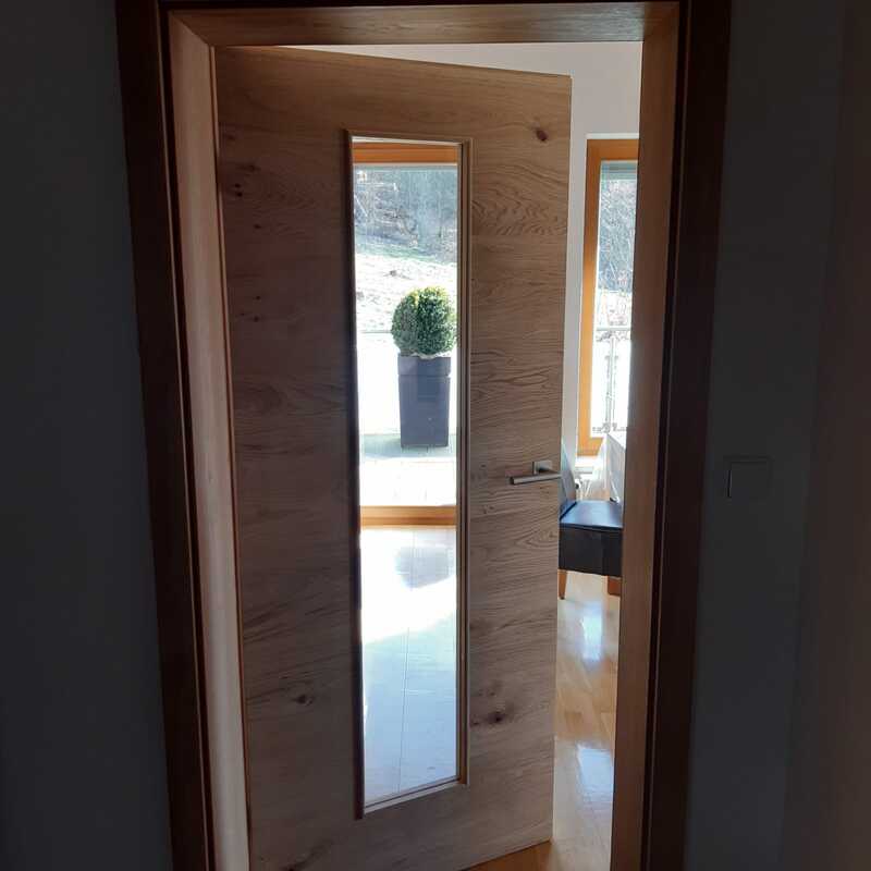Zimmertür aus Holz mit Glaseinsatz