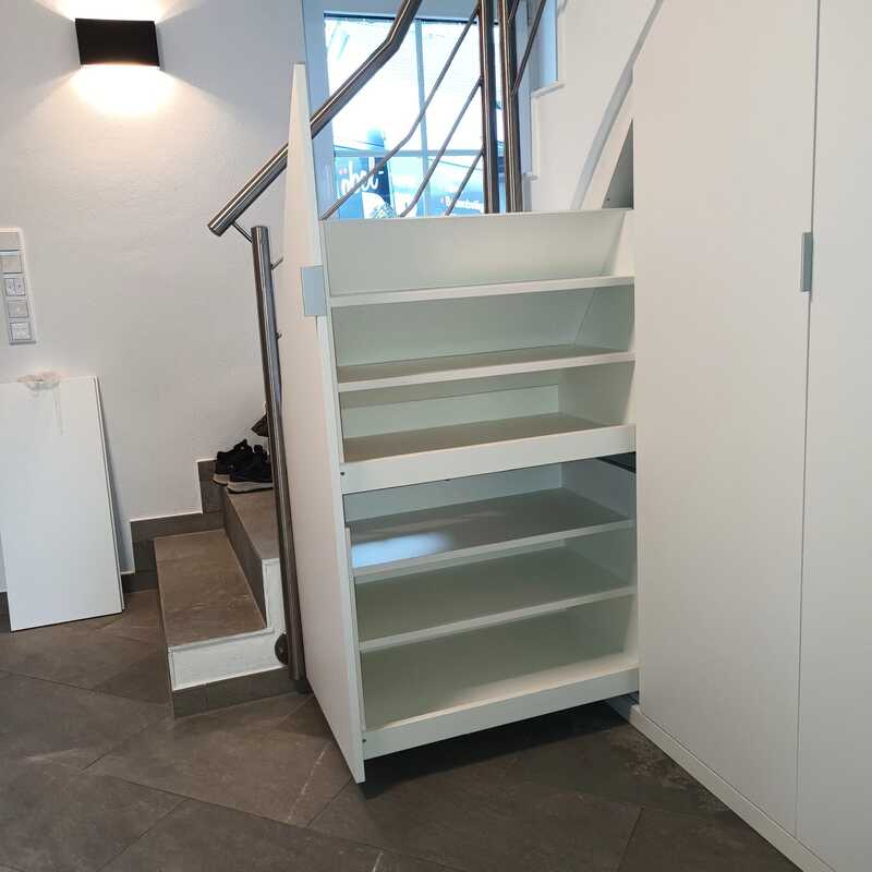 Ausziehbarer Schrank unter einer Treppe