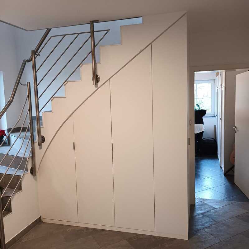 Einbauschrank unter Treppe